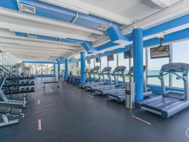 1-bedroom condo for rent in Miami Beach - 5401 Collins Ave 1123 - MondialRealty
