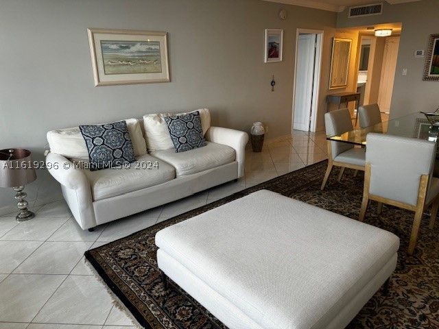 1-bedroom condo for rent in Miami Beach - 5401 Collins Ave 1123 - MondialRealty