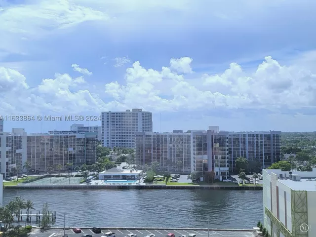 2-bedroom condo for rent in Hollywood - 3505 S Ocean Dr 1105 - MondialRealty
