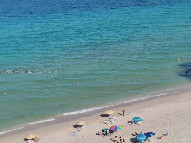 2-bedroom condo for rent in Hollywood - 3505 S Ocean Dr 1406 - MondialRealty