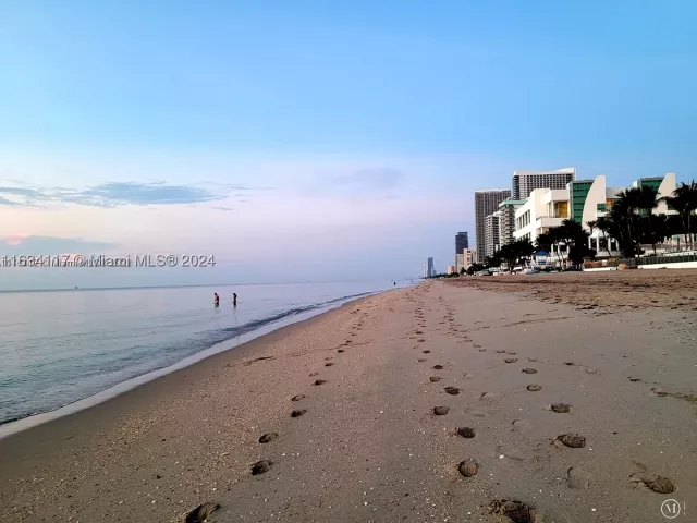 2-bedroom condo for rent in Hollywood - 3505 S Ocean Dr 1406 - MondialRealty