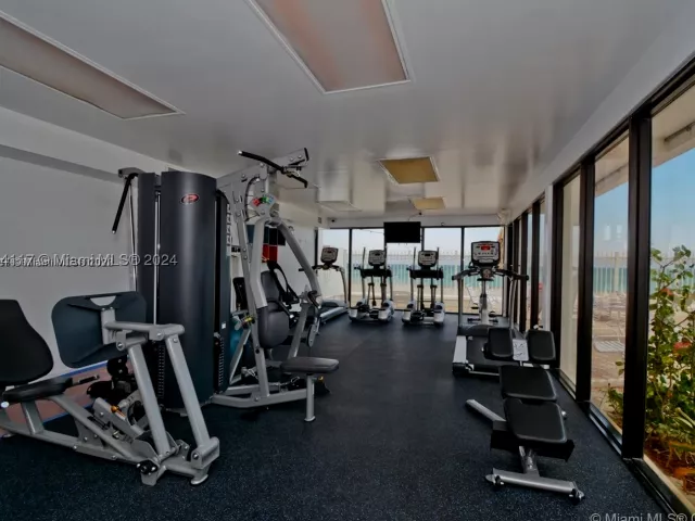 2-bedroom condo for rent in Hollywood - 3505 S Ocean Dr 1406 - MondialRealty
