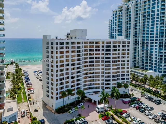 2-bedroom condo for rent in Hollywood - 3505 S Ocean Dr 1406 - MondialRealty
