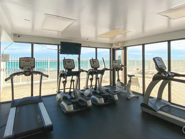 2-bedroom condo for rent in Hollywood - 3505 S Ocean Dr 1406 - MondialRealty