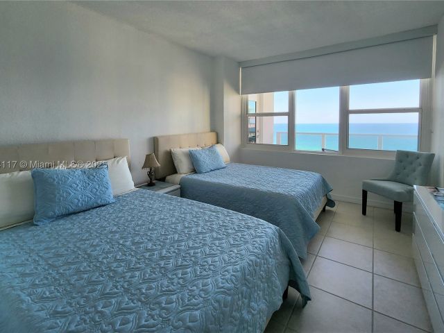 2-bedroom condo for rent in Hollywood - 3505 S Ocean Dr 1406 - MondialRealty