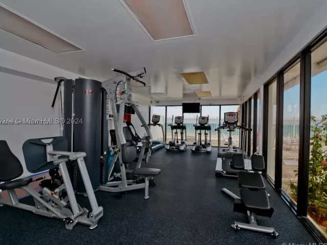 2-bedroom condo for rent in Hollywood - 3505 S Ocean Dr 1409 - MondialRealty