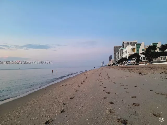 2-bedroom condo for rent in Hollywood - 3505 S Ocean Dr 1409 - MondialRealty
