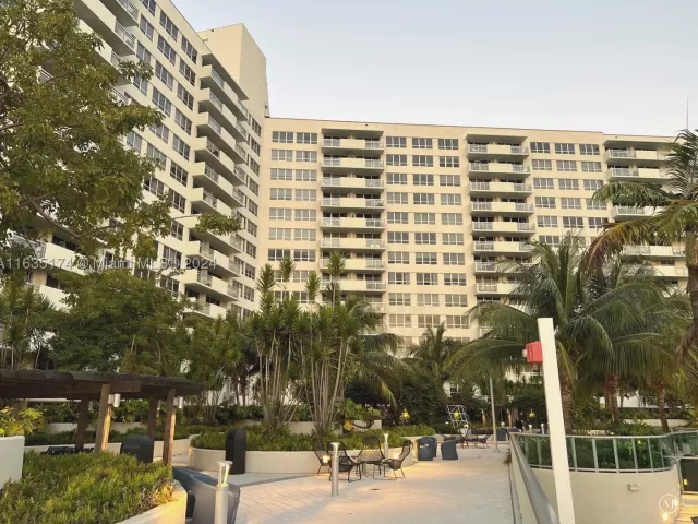 2-bedroom condo for rent in Miami Beach - 1500 Bay Rd 522S - MondialRealty