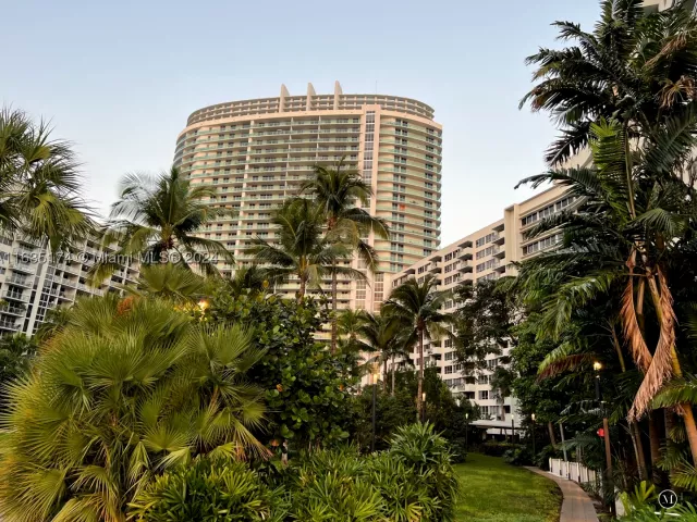 2-bedroom condo for rent in Miami Beach - 1500 Bay Rd 522S - MondialRealty
