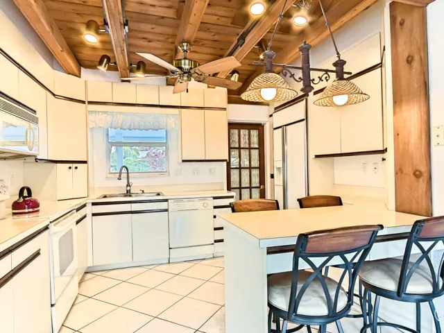 2-bedroom condo for rent in Miami Beach - 1500 Bay Rd 522S - MondialRealty