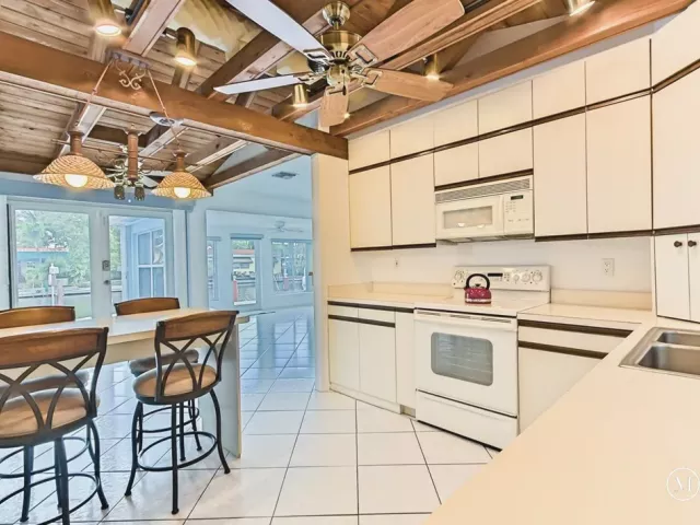2-bedroom condo for rent in Miami Beach - 1500 Bay Rd 522S - MondialRealty
