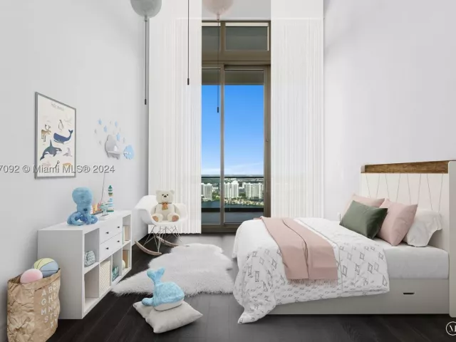 4-bedroom condo for sale in Sunny Isles Beach - 17901 Collins Ph4705 - MondialRealty