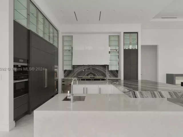 4-bedroom condo for sale in Sunny Isles Beach - 17901 Collins Ph4705 - MondialRealty