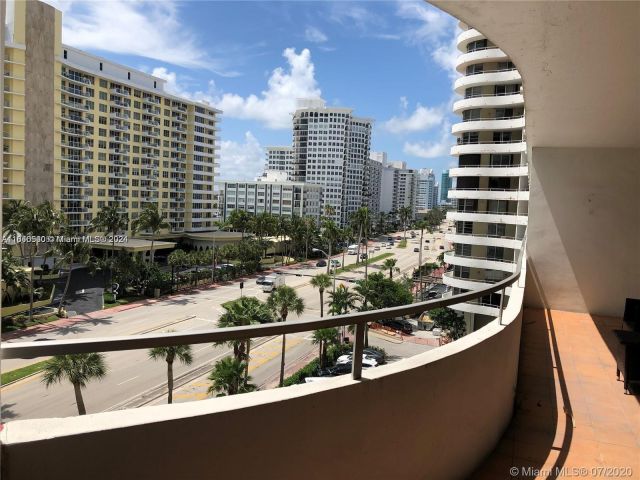 2-bedroom condo for rent in Miami Beach - 5555 Collins Ave 7T - MondialRealty