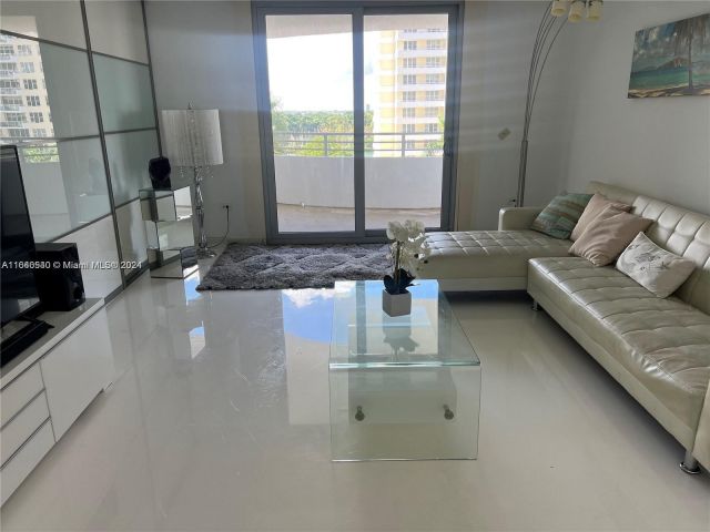 2-bedroom condo for rent in Miami Beach - 5555 Collins Ave 7T - MondialRealty