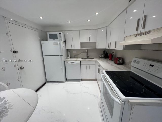 2-bedroom condo for rent in Miami Beach - 5555 Collins Ave 7T - MondialRealty