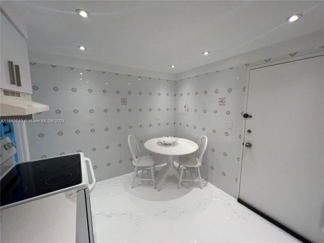 2-bedroom condo for rent in Miami Beach - 5555 Collins Ave 7T - MondialRealty