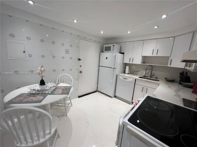 2-bedroom condo for rent in Miami Beach - 5555 Collins Ave 7T - MondialRealty