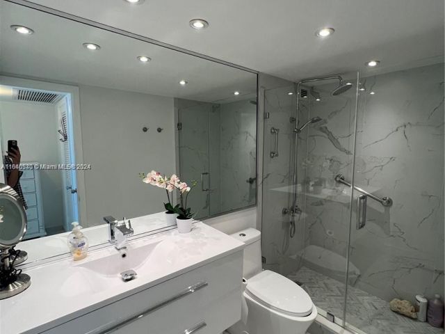 2-bedroom condo for rent in Miami Beach - 5555 Collins Ave 7T - MondialRealty