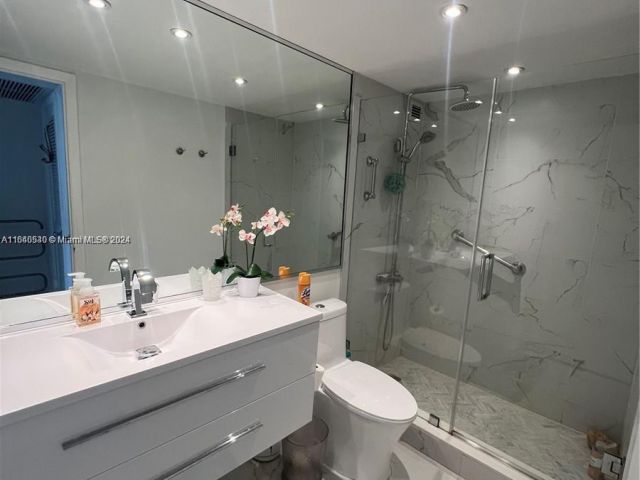 2-bedroom condo for rent in Miami Beach - 5555 Collins Ave 7T - MondialRealty