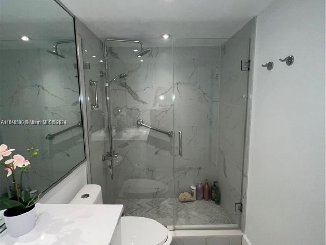 2-bedroom condo for rent in Miami Beach - 5555 Collins Ave 7T - MondialRealty