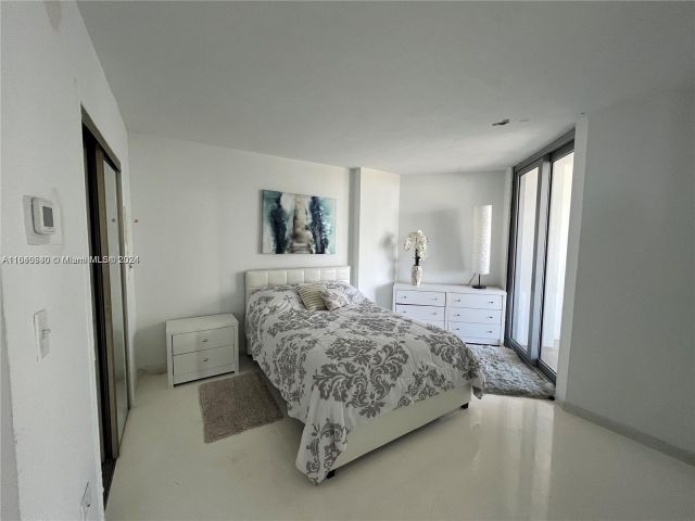 2-bedroom condo for rent in Miami Beach - 5555 Collins Ave 7T - MondialRealty