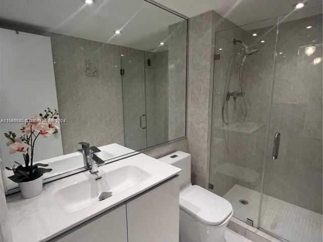 2-bedroom condo for rent in Miami Beach - 5555 Collins Ave 7T - MondialRealty