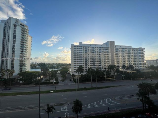 2-bedroom condo for rent in Miami Beach - 5555 Collins Ave 7T - MondialRealty