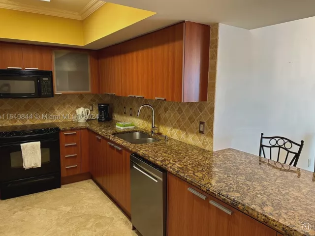 2-bedroom condo for rent in Sunny Isles Beach - 16699 Collins Ave 2006 - MondialRealty