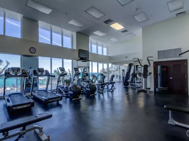 2-bedroom condo for rent in Sunny Isles Beach - 16699 Collins Ave 2006 - MondialRealty