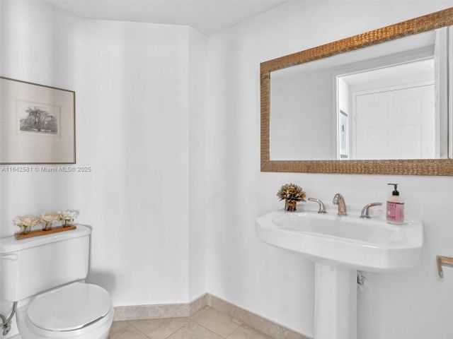 Apartment for sale  Unit #1002 - photo 5796344