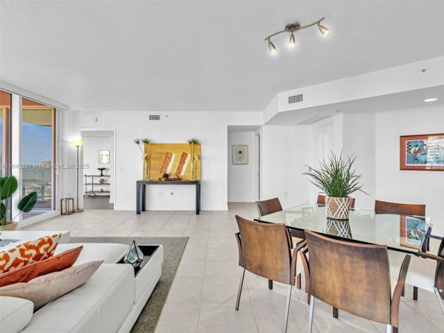 Apartment for sale  Unit #1002 - photo 5796346