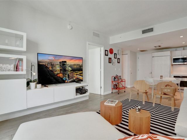 Apartment for sale  Unit #3807 - photo 5605701