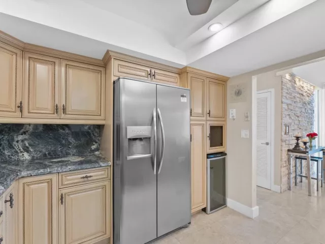 2-bedroom condo for sale in Hallandale Beach - 2030 S Ocean Drive 1626 - MondialRealty