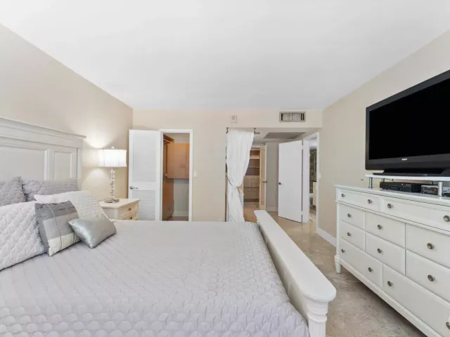 2-bedroom condo for sale in Hallandale Beach - 2030 S Ocean Drive 1626 - MondialRealty