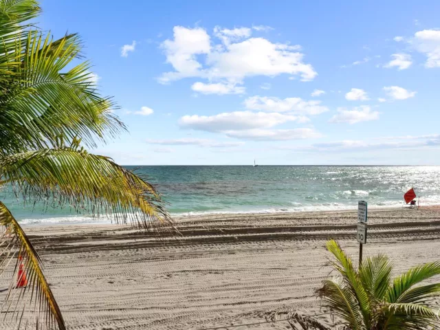 2-bedroom condo for sale in Hallandale Beach - 2030 S Ocean Drive 1626 - MondialRealty