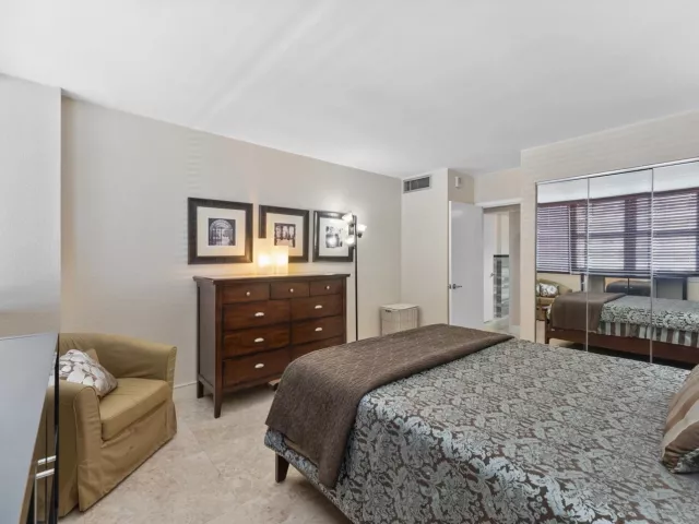 2-bedroom condo for sale in Hallandale Beach - 2030 S Ocean Drive 1626 - MondialRealty