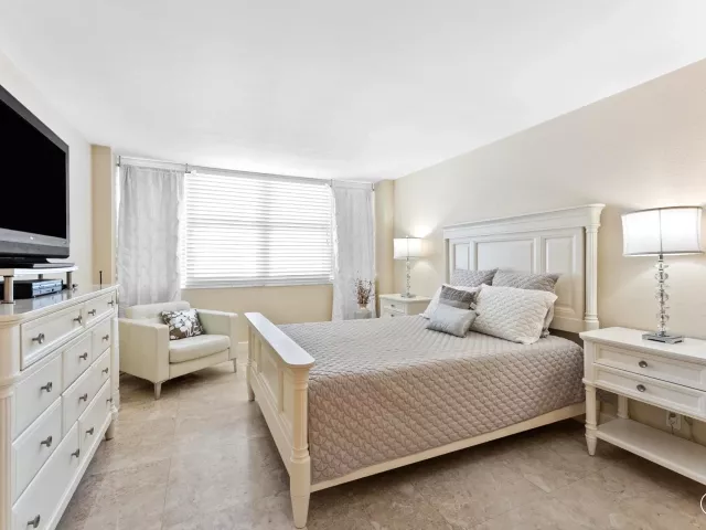 2-bedroom condo for sale in Hallandale Beach - 2030 S Ocean Drive 1626 - MondialRealty