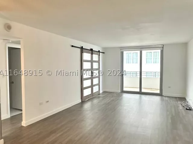 2-bedroom condo for sale in Miami Beach - 5555 Collins Ave 10B - MondialRealty