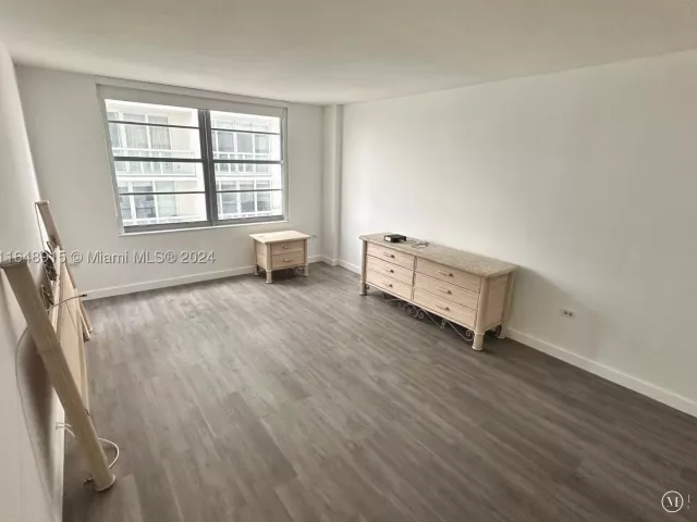2-bedroom condo for sale in Miami Beach - 5555 Collins Ave 10B - MondialRealty