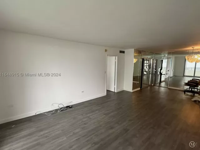 2-bedroom condo for sale in Miami Beach - 5555 Collins Ave 10B - MondialRealty