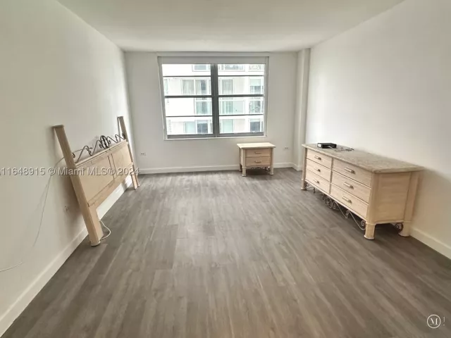 2-bedroom condo for sale in Miami Beach - 5555 Collins Ave 10B - MondialRealty