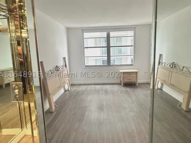 2-bedroom condo for sale in Miami Beach - 5555 Collins Ave 10B - MondialRealty