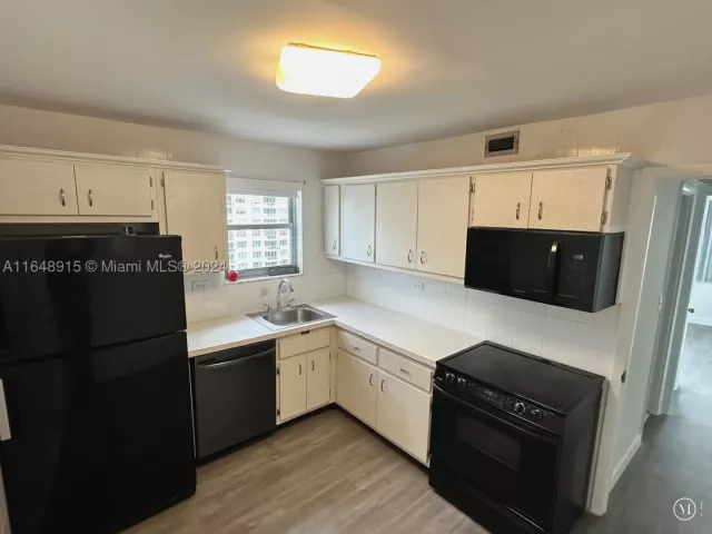 2-bedroom condo for sale in Miami Beach - 5555 Collins Ave 10B - MondialRealty