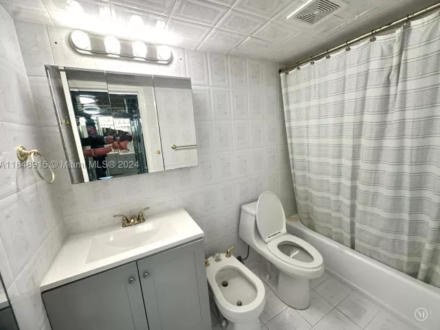 2-bedroom condo for sale in Miami Beach - 5555 Collins Ave 10B - MondialRealty
