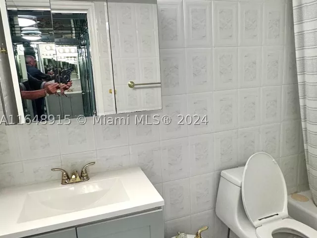 2-bedroom condo for sale in Miami Beach - 5555 Collins Ave 10B - MondialRealty