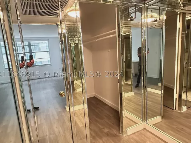 2-bedroom condo for sale in Miami Beach - 5555 Collins Ave 10B - MondialRealty