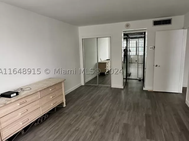 2-bedroom condo for sale in Miami Beach - 5555 Collins Ave 10B - MondialRealty