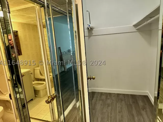 2-bedroom condo for sale in Miami Beach - 5555 Collins Ave 10B - MondialRealty