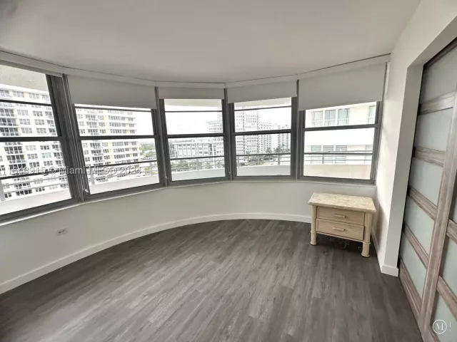 2-bedroom condo for sale in Miami Beach - 5555 Collins Ave 10B - MondialRealty